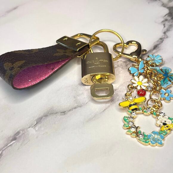Louis Vuitton Lock & Key #304 w/ a Floral Charm Cluster & Canvas Loop Keychain - Picture 6 of 6